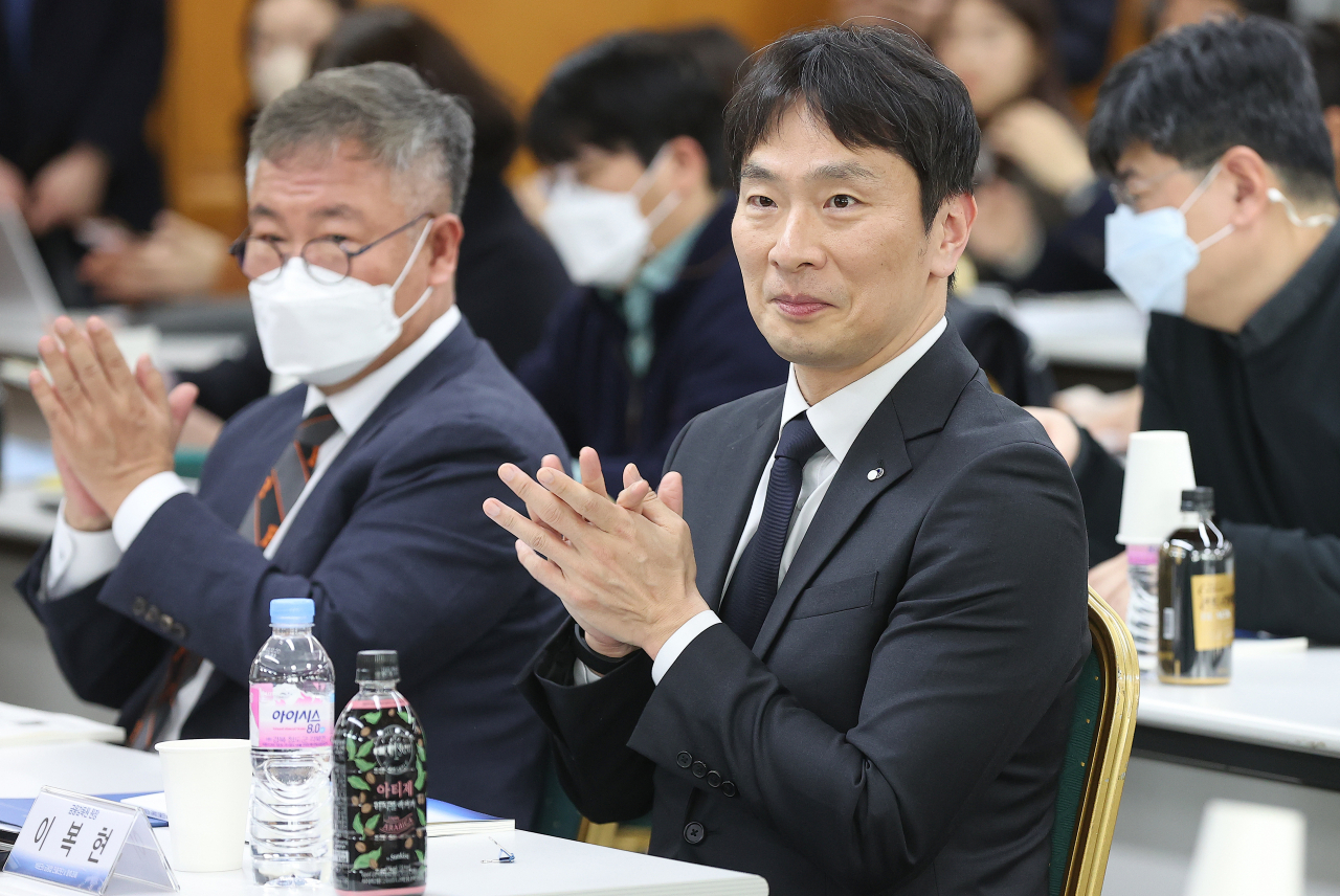 17일 오후 서울 중구 은행회관에서 열린 ‘빅테크의 금융업 진출진단 및 향후과제 세미나’에 참석한 이복현 금융감독원장이 박수를 치고 있다.[연합]