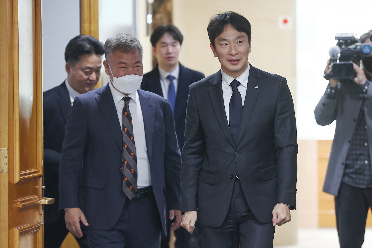 17일 오후 서울 중구 은행회관에서 열린 ‘빅테크의 금융업 진출진단 및 향후과제 세미나’에 참석한 이복현 금융감독원장이 참석자들과 인사를 하고 있다.[연합]