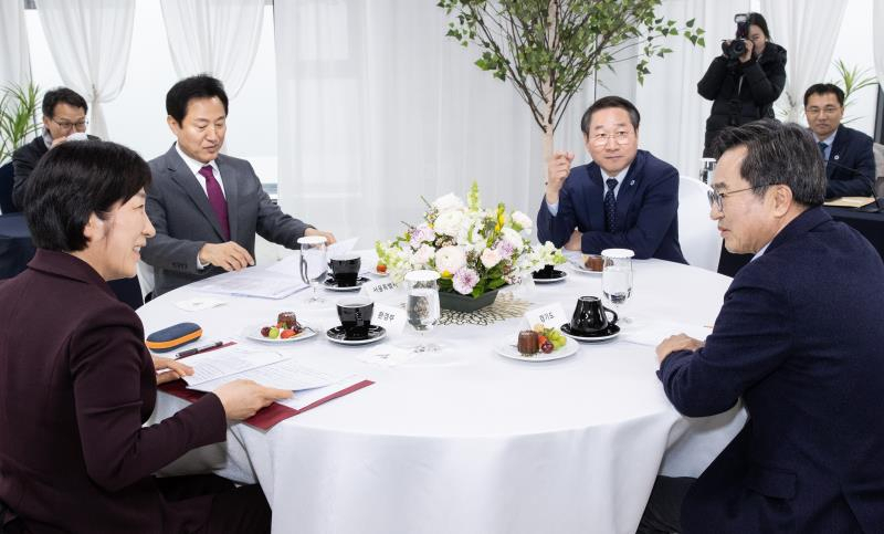 17일 오후 서울시 노들섬에서 한화진 환경부 장관, 유정복 인천광역시장, 오세훈 서울특별시장, 김동연 경기도지사가 만나 수도권매립지 현안 및 향후 4자 협의체 운영방안에 대해서 논의하고 있다.