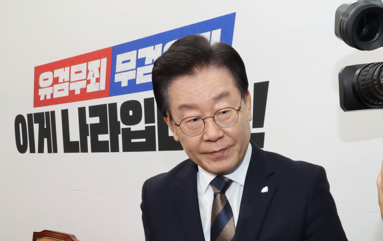 이재명 더불어민주당 대표가 16일 오후 국회에서 열린 최고위원회의에서 검찰의 구속영장 청구에 관해 입장을 발표한 뒤 회의장 변경을 위해 이동하고 있다. [연합]