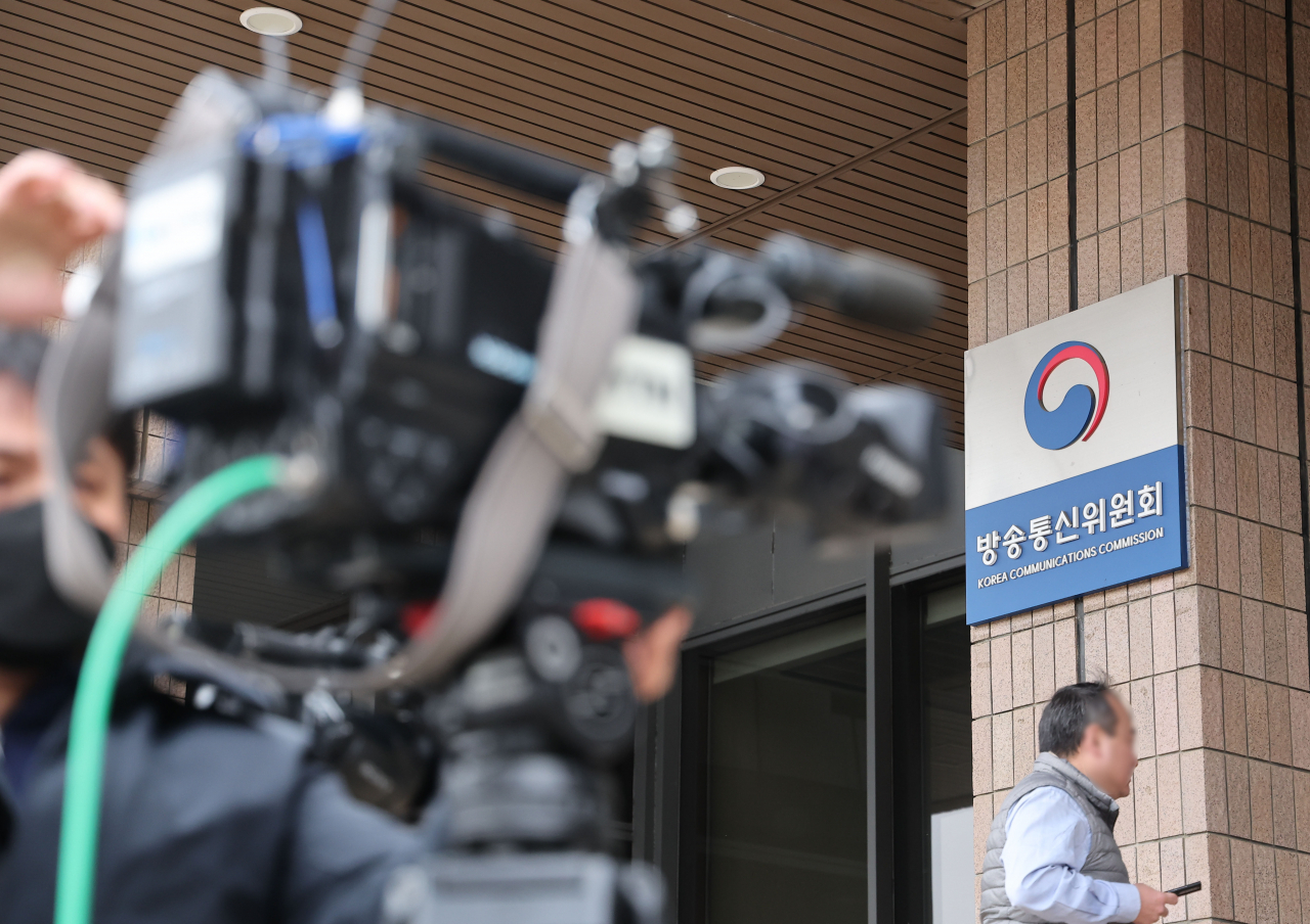방송통신위원회의 TV조선 재승인 의혹을 수사 중인 검찰이 한상혁 방통위원장 사무실에 대한 압수수색에 나선 가운데 16일 정부과천청사 방송통신위원회 건물 앞에 취재진이 대기하고 있다. [연합]