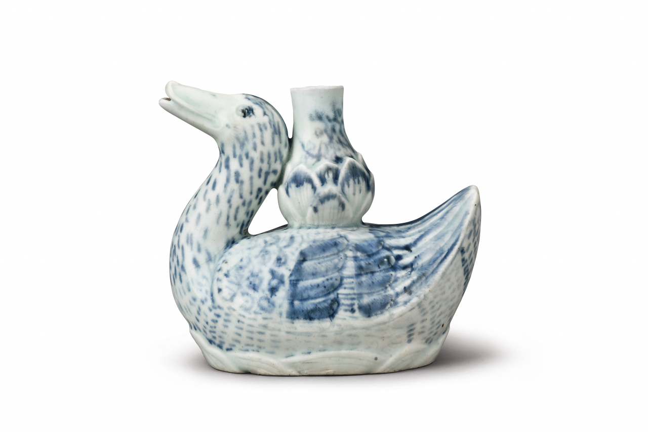 백자청화오리형연적(白磁靑畵鴨形硯滴), 8.6&times;16&times;14.1(h)cm , 조선시대 [서울옥션 제공]