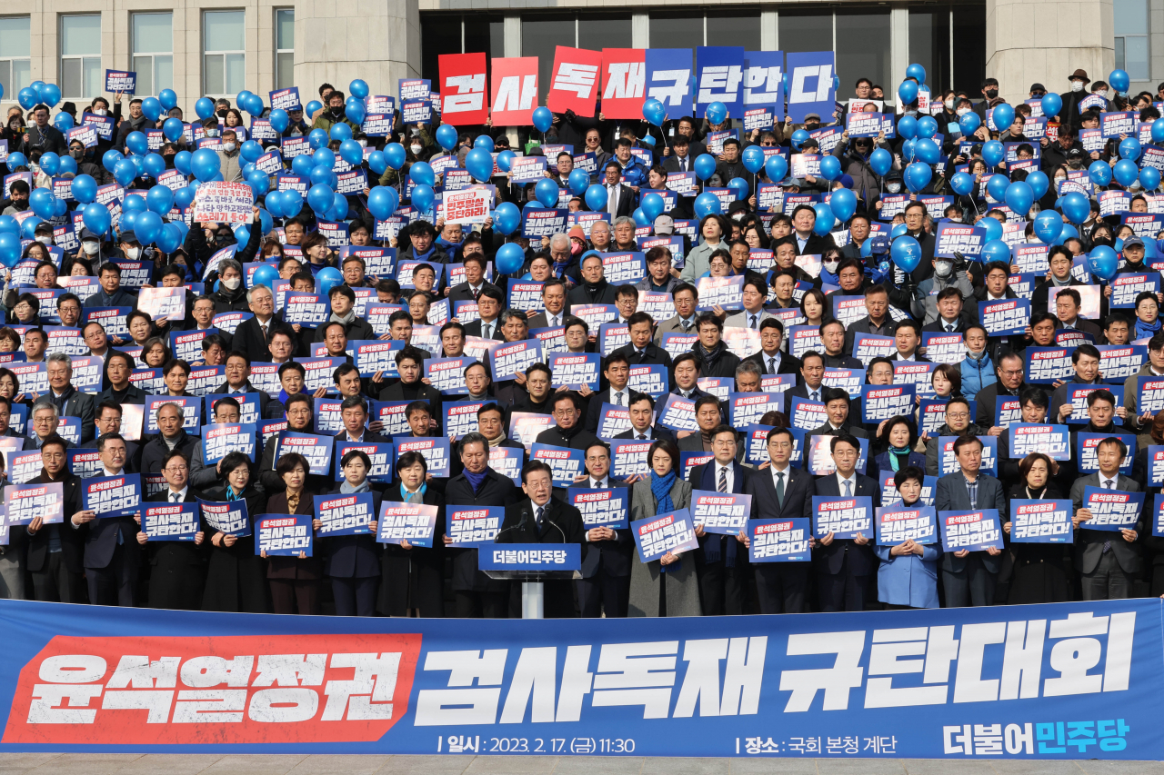 더불어민주당 이재명 대표가 17일 국회 본청 앞 계단에서 열린 '윤석열 정권 검사독재 규탄대회'에서 발언하고 있다. 연합뉴스