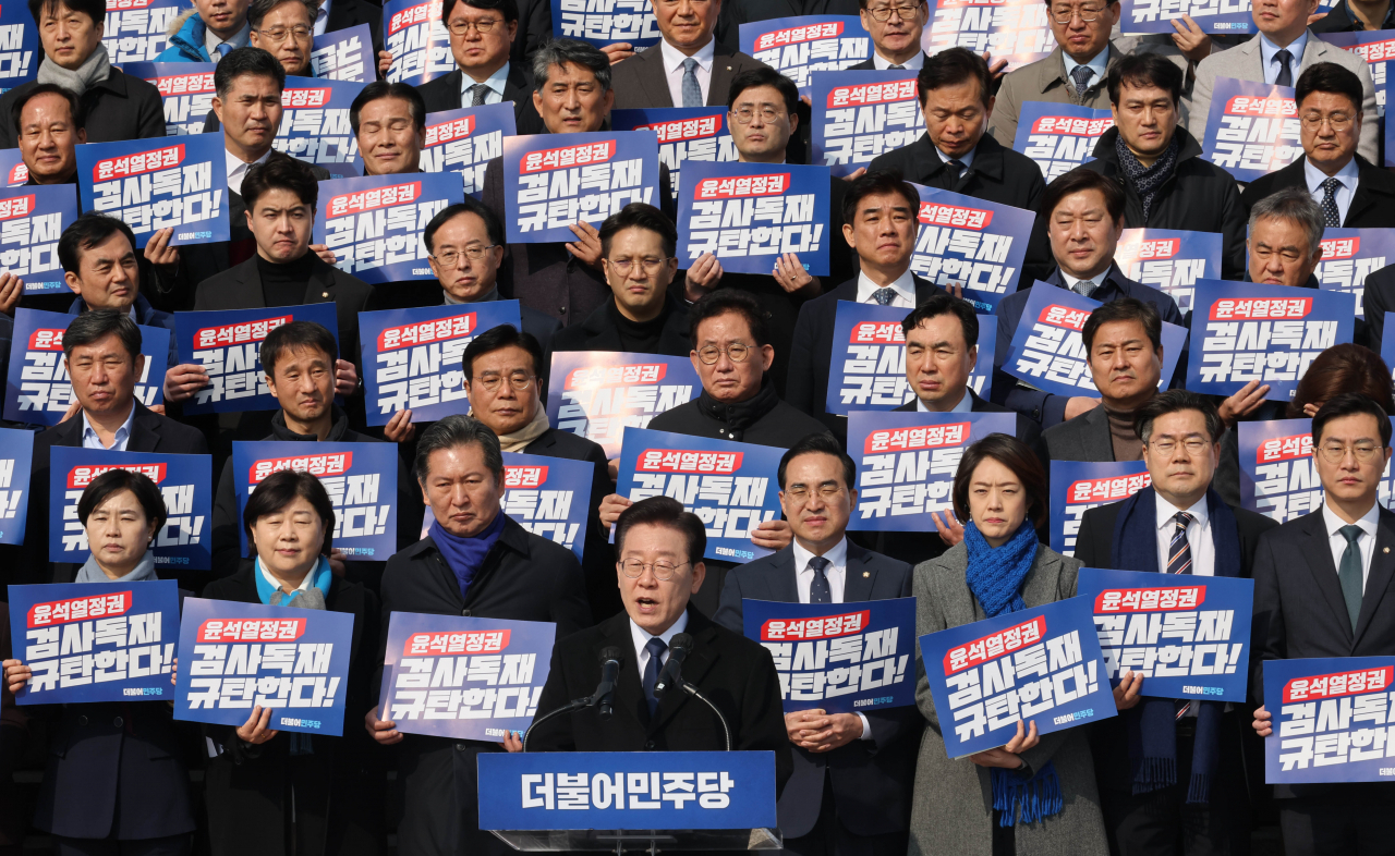더불어민주당 이재명 대표가 17일 국회 본청 앞 계단에서 열린 '윤석열 정권 검사독재 규탄대회'에서 발언하고 있다. [연합]