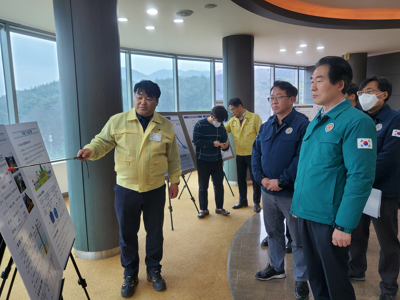 가뭄현장을 방문한 행안부 김성호 재난안전관리본부장(오른쪽)