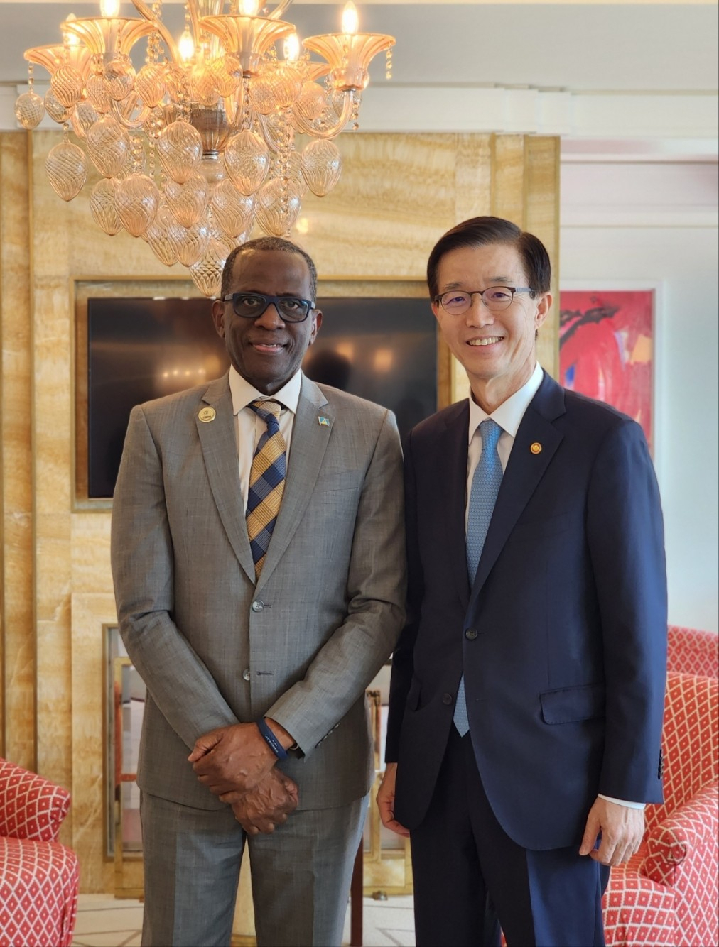 방문규 국무조정실장이 지난 16일(현지시간) 바하마 나소에 열리는 제44차 카리브공동체(CARICOM) 정상회의에 참석해 세인트루시아의 필립 조셉 피에르 총리과 면담을 갖고 기념촬영을 하고 있다.[국무조정실 제공]