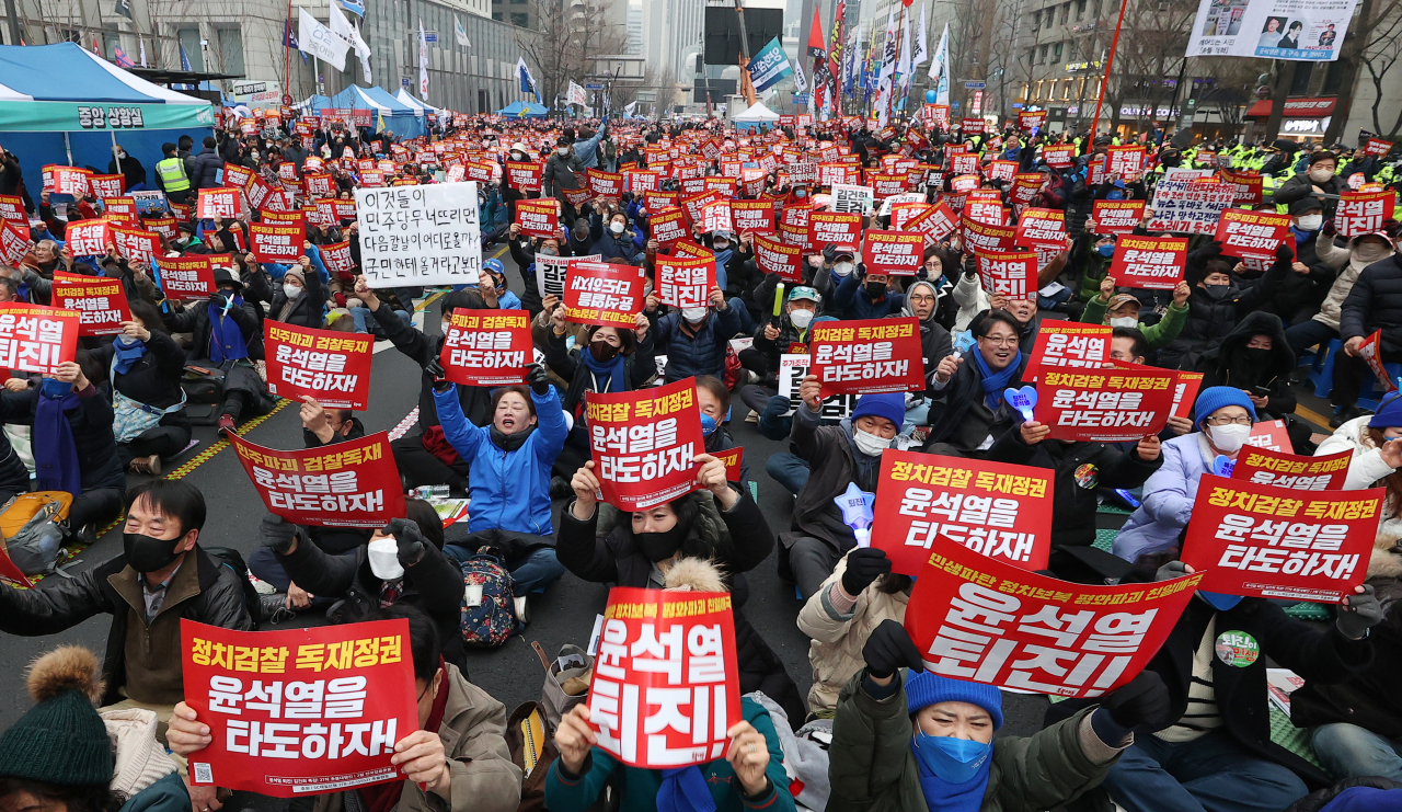 18일 오후 서울 중구 숭례문 인근 세종대로에서 촛불행동 관계자 등 윤석열 정부 규탄 집회 참가자들이 손팻말을 흔들고 있다.[연합]