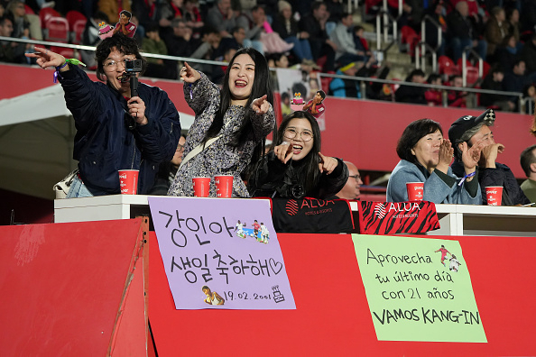마요르카 구장을 찾은 한국인 팬들이 이강인의 생일을 축하하며 응원하고 있다./게티이미지