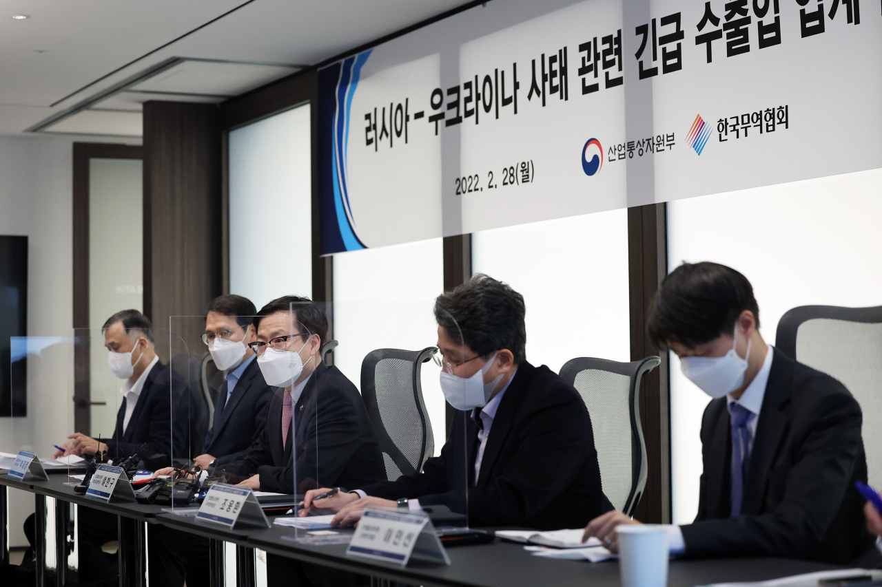 지난해 2월24일 러시아의 우크라이나 침공이후 산업통상자원부 관계자들이 서울 강남구 한국무역협회에서 관련해 수출입업계 대표자들과 간담회를 갖고 있다. [헤럴드경제DB]