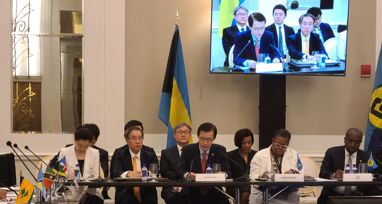 방문규 국무조정실장이 15~17일(현지시간) 바하마 나소에서 열리는 제44차 카리브공동체(CARICOM) 정상회의에 윤석열 대통령 특사 자격으로 참석했다고 국무조정실이 17일 밝혔다. 사진은 방 실장이 지난 15일 진행된 외교관계지역협의회 특별회의(CONFOR)에서 기조연설 하는 모습. 연합뉴스