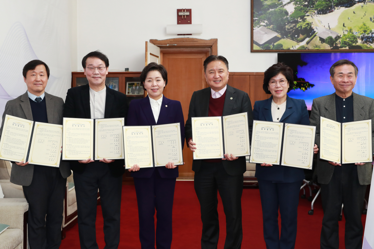 지난 17일 열린 청주시 상당구 충청북도청에서 열린 충청북도-K디아스포라 세계연대의 업무협약 행사에서 참석자들이 기념촬영을 하고 있다. [충북도 제공]