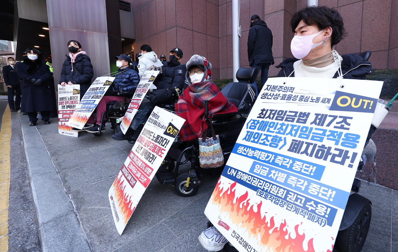 전국장애인차별철폐연대 관계자 등이 17일 오전 이정식 고용노동부 장관의 경총 최고경영자포럼 강연이 예정된 서울 중구 웨스틴조선호텔 앞에서 장애인최저임금적용 제외조항 폐지를 촉구하는 피케팅을 하고 있다. [연합]