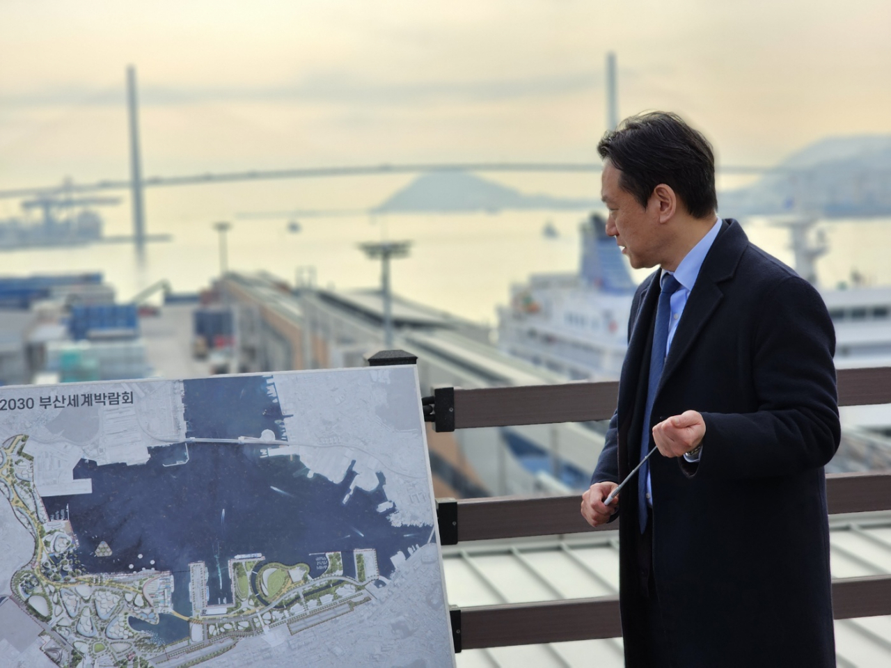 조유장 2030 부산엑스포 추진본부장이 지난 17일 북항의 재개발 진행 상황을 설명하고 있다. 사진=양대근 기자