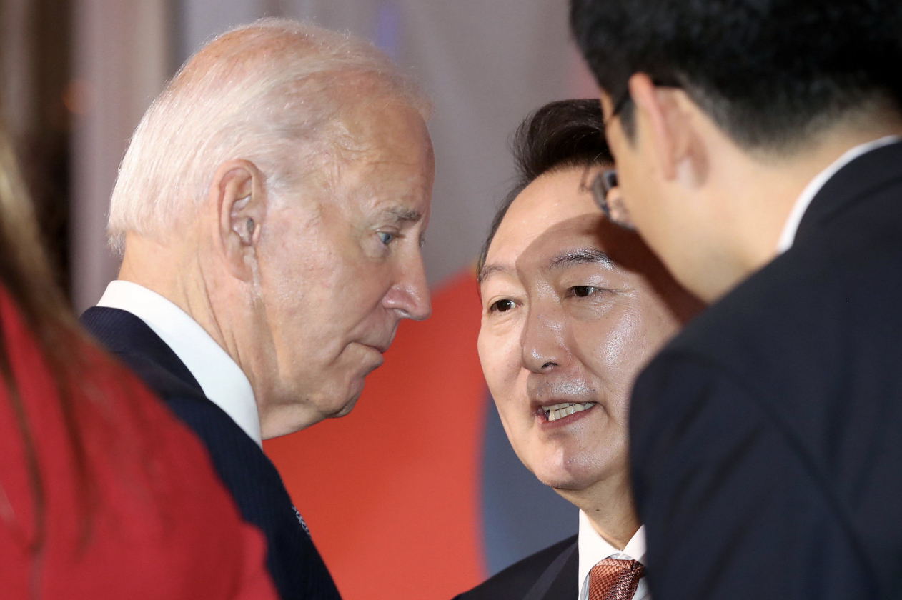 윤석열 대통령과 조 바이든 미국 대통령이 지난해 미국 뉴욕에서 열린 제7차 글로벌펀드 재정공약회의장에서 대화를 나누고 있다. [연합]