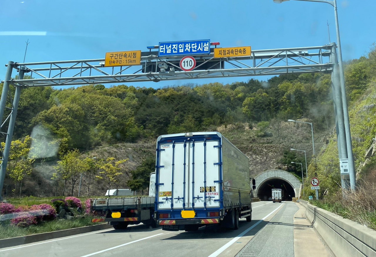 경북지역 고속도로 구간 무인단속장비 모습.[경북경찰청 제공]
