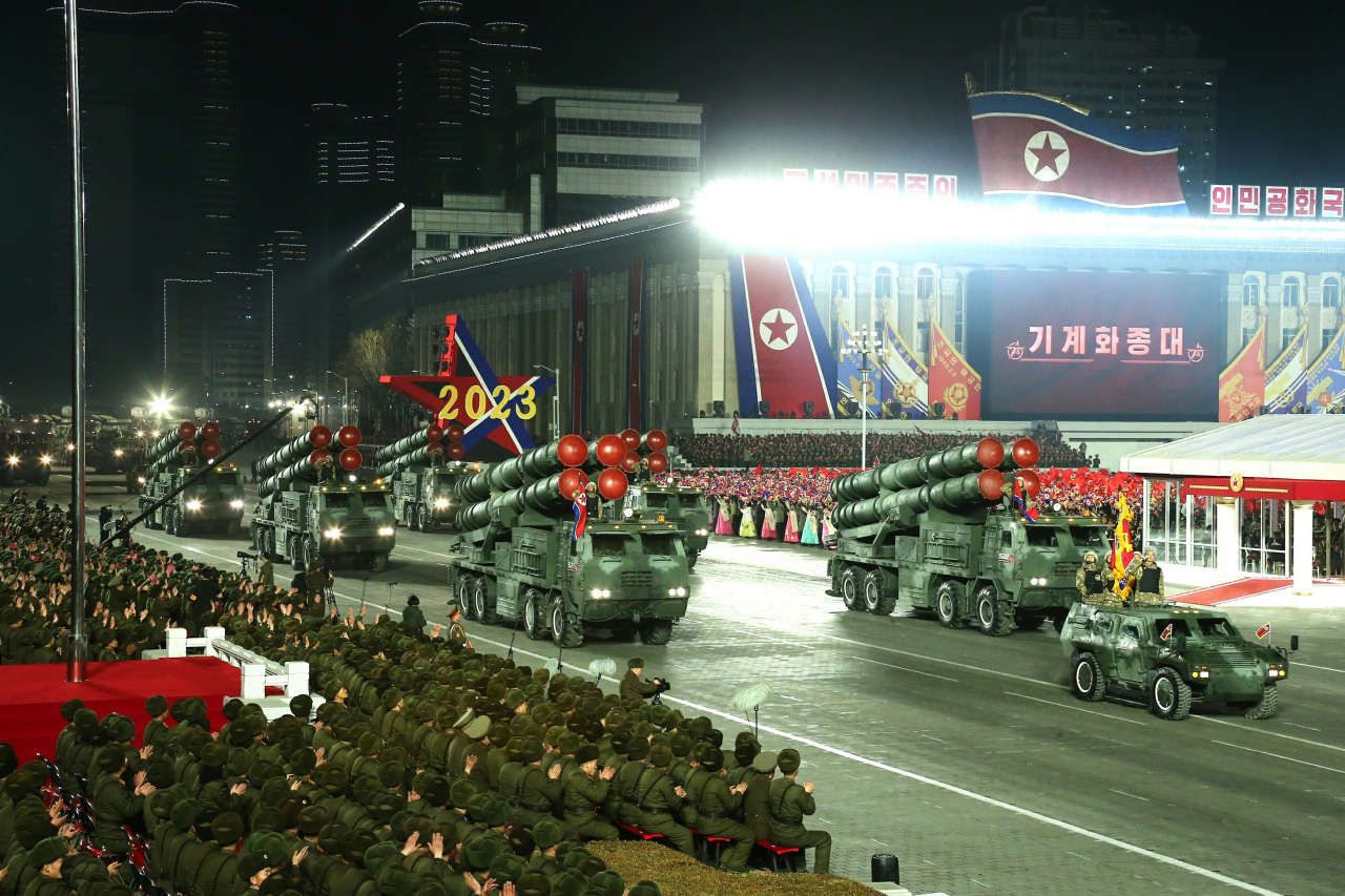 북한이 20일 평안남도 숙천 일대에서 동해상으로 단거리 탄도미사일 2발을 발사했다고 합참이 밝혔다. 북한이 지난 8일 개최한 인민군 창건 75주년 기념 열병식에서 ‘기계화종대’가 평양 김일성광장으로 들어서고 있다. [평양 노동신문=뉴스1]