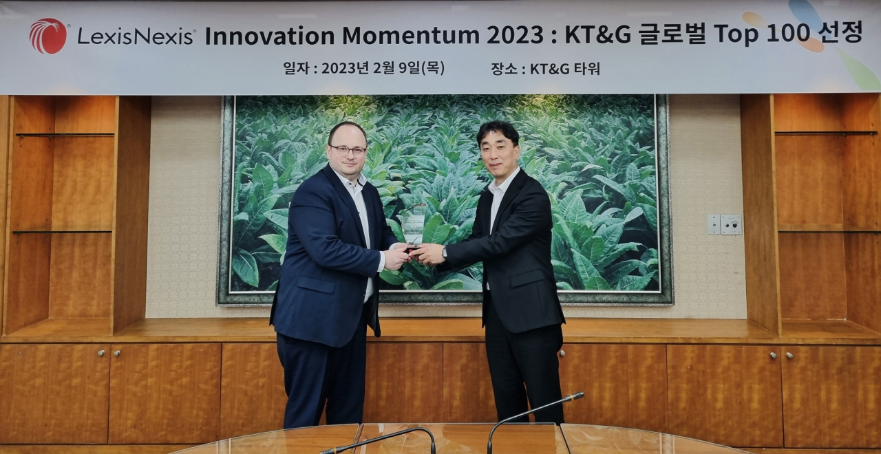 KT&G가 9일 글로벌 지식재산권 솔루션 기업 렉시스넥시스가 선정하는 ‘혁신 모멘텀 글로벌 TOP100’ 기업에 이름을 올렸다. 기념촬영 중인 김동필(오른쪽) KT&G NGP사업실장과 마르코 리히터 렉시스넥시스 지식재산 솔루션 글로벌 제품·고객 성공 총괄.[KT&G 제공]