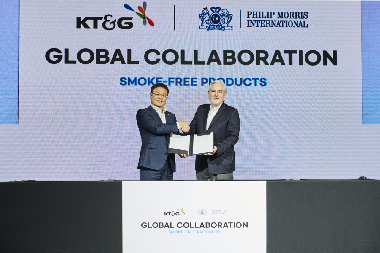 KT&G와 필립모리스인터내셔널(PMI)이 1월 30일 ‘글로벌 컬래버레이션’ 행사에서 15년의 장기 협력 계약을 체결하고 ‘릴(lil)’의 해외 전자담배 시장 진출 협공에 나섰다. 계약 체결식에서 기념촬영하고 있는 백복인(왼쪽) KT&G 사장과 야첵 올자크 PMI CEO.[KT&G 제공]