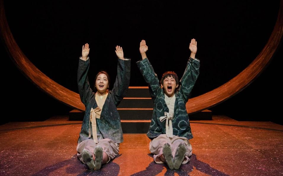 연극 〈싱크홀은 사실 콧구멍이야〉장면 (제공 한국예술종합학교 연극원)