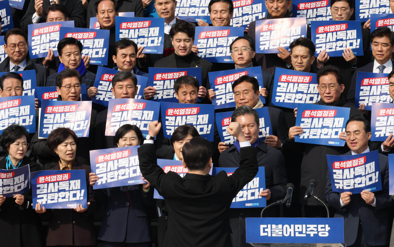 이재명 더불어민주당 대표(뒷모습)가 17일 국회 본청 앞 계단에서 열린 '윤석열 정권 검사독재 규탄대회'에서 손을 들어 인사하고 있다. [연합]