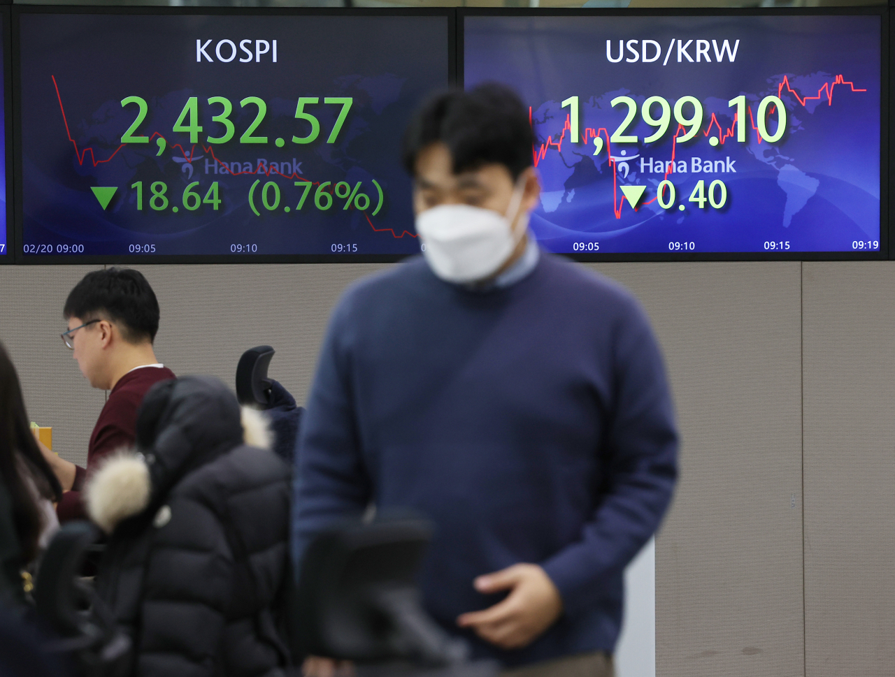 코스피가 강보합세로 출발한 뒤 하락 전환해 2440대에서 오르내리고 있는 20일 오전 서울 중구 하나은행 본점 딜링룸에서 직원들이 업무를 보고 있다. 연합뉴스
