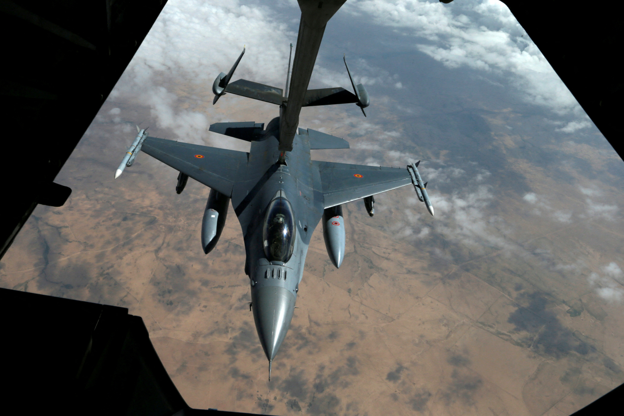 미 공군 F-16이 연료를 공급받고 있다. 서방 동맹이 우크라이나에 대한 전투기 지원에 소극적 모습으로 일관하고 있는 가운데, 19일(현지시간) 공화당 소속 미 하원 외교위원장은 우크라이나에 “전투기를 보내길 바란다”고 밝혔다. [로이터]