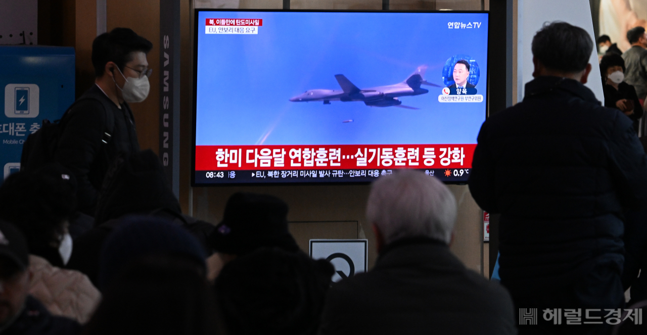 20일 서울 용산구 서울역 경부선 대합실에서 시민들이 북한 단거리 탄도미사일(SRBM) 발사와 관련한 뉴스를 시청하고 있다. 임세준 기자