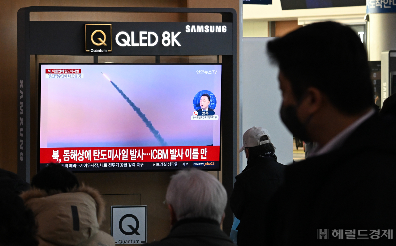 20일 서울 용산구 서울역 경부선 대합실에서 시민들이 북한 단거리 탄도미사일(SRBM) 발사와 관련한 뉴스를 시청하고 있다. 임세준 기자