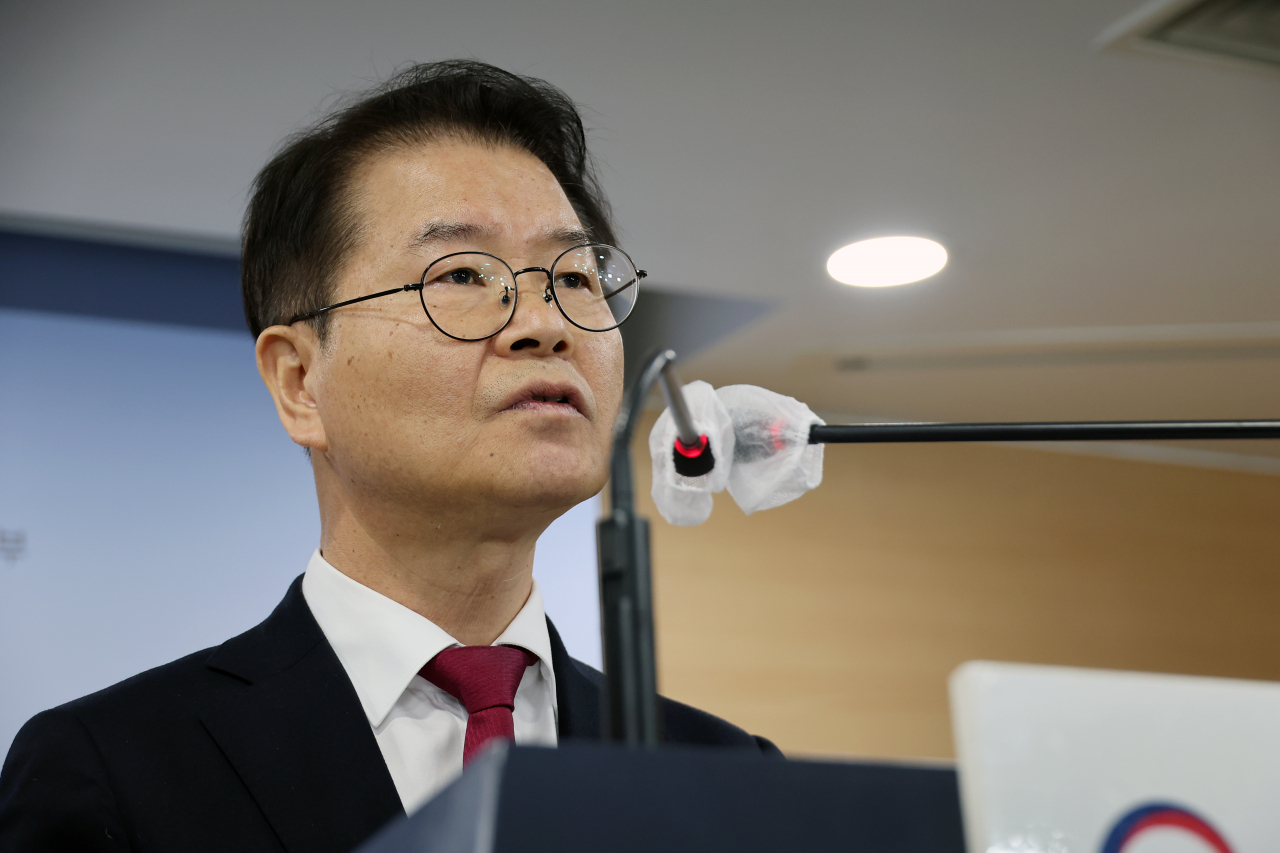 이정식 고용노동부 장관이 20일 정부서울청사 브리핑실에서 '노동조합법 및 노동관계조정법 개정안'과 관련해 브리핑하고 있다. [연합]