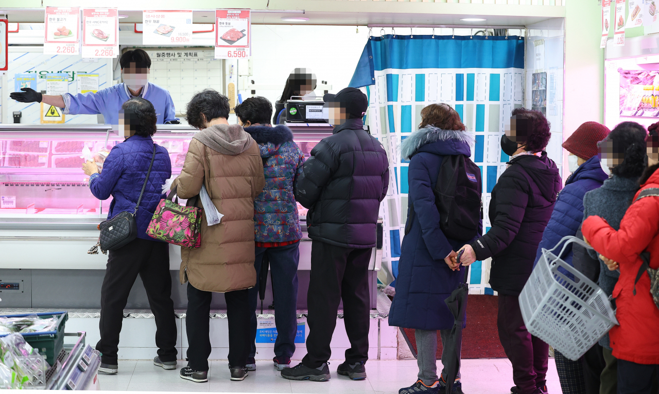전국 농축협 하나로마트 980여 곳에서 진행된 한우 반값 할인 행사 마지막 날인 19일 오전 서울 성북구 하나로마트 서울축협 월곡점에서 시민들이 쇠고기 구매를 위해 줄을 서 있다. [연합]