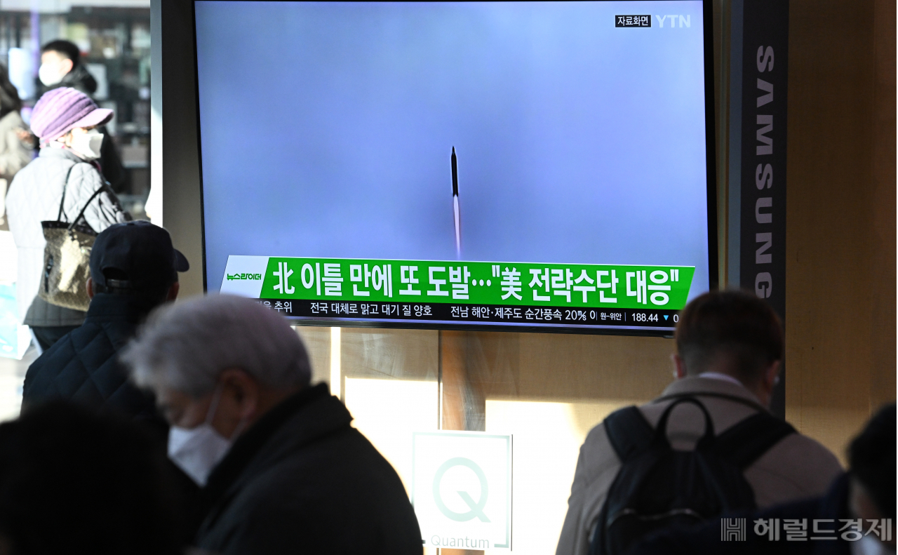 20일 서울 용산구 서울역 경부선 대합실에서 시민들이 북한 단거리 탄도미사일(SRBM) 발사와 관련한 뉴스를 시청하고 있다. 임세준 기자