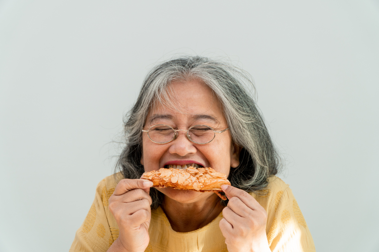 65세 이상 노인 3018명의 노쇠 정도와 음식을 씹는 저작 기능을 분석한 결과, 음식을 씹기 어려운 노인이 그렇지 않은 노인에 비해 노쇠 비율이 약 2.68배 높은 것을 최근 확인했다.