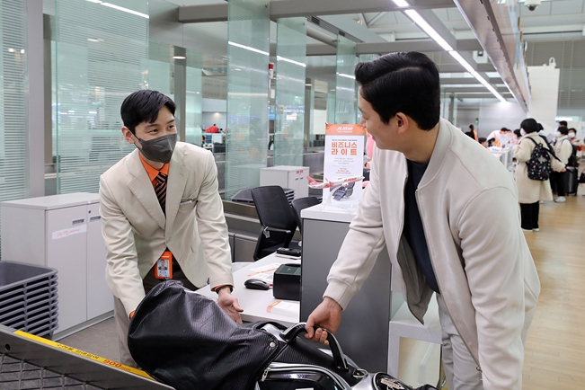 제주항공이 운영하고 있는 스포츠 관련 위탁 수하물 무제한 서비스인 ‘스포츠 멤버십’과 ‘골프 멤버십’이 큰 인기를 끌고 있는 것으로 알려졌다. 제주항공 스포츠 맴버십 자료사진. [제주항공 제공]