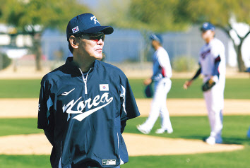 18일(현지시간) 월드베이스볼클래식(WBC) 2023 대한민국 야구 대표팀 훈련장으로 옮긴 이강철 감독이 훈련 모습을 바라보며 생각에 잠겨 있다. [연합]