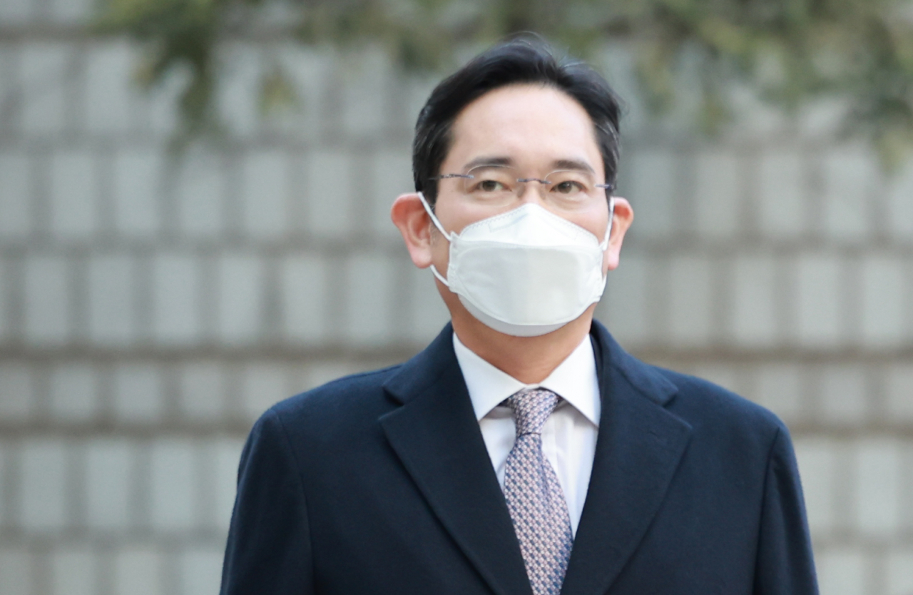 부당 합병, 승계 의혹 등으로 재판에 넘겨진 이재용 삼성전자 회장이 9일 서초구 서울중앙지방법원에서 열린 1심 속행공판에 출석하고 있다. [연합]