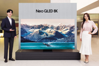 삼성전자 모델이 서울 대치동에 위치한 삼성 디지털프라자 대치본점에서 2023형 네오 QLED 8K 85인치 제품을 선보이고 있다. [삼성전자 제공]