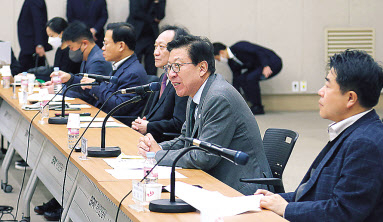 박형준(오른쪽 두번째) 부산광역시장이 지난 17일 부산항국제컨벤션센터에서 열린 대한상의 기자간담회에서 발언하고 있다. [대한상의 제공]