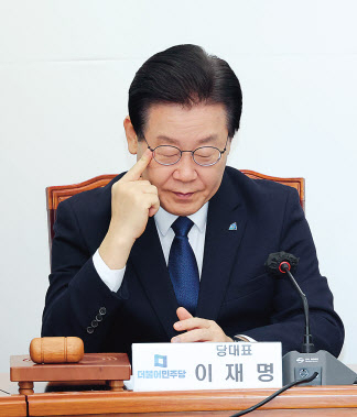 이재명 더불어민주당 대표가 20일 국회에서 열린 최고위원회의에서 생각하고 있다. [연합]