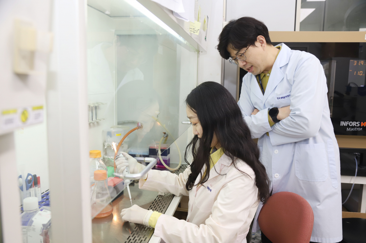 박종길 박사 연구팀이 관련 연구를 수행하고 있는 모습.[한국생명공학연구원 제공]
