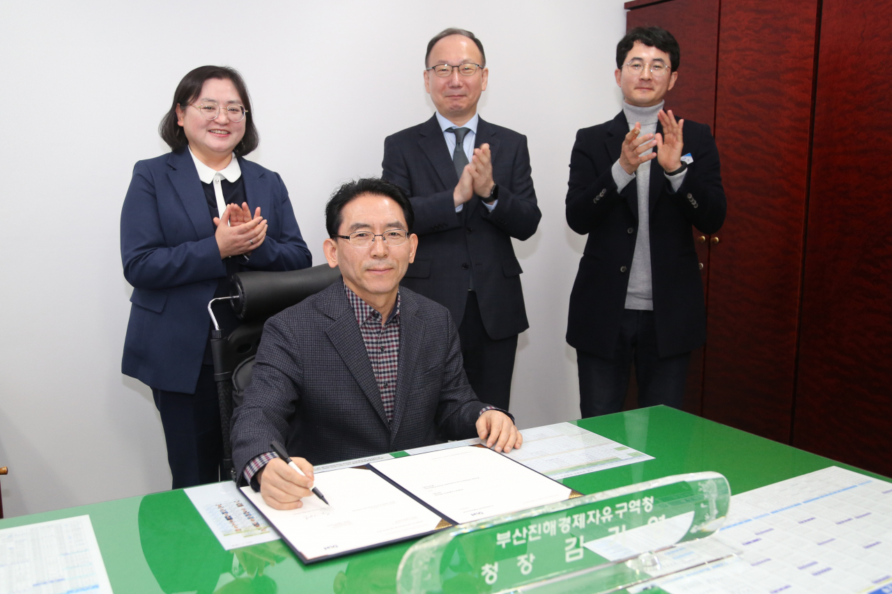 김기영 부산진해경제자유구역청장이 국내 최초 파트너로 가입한 세계물류여권(World Logistics Passport)과 업무협약(MOA)을 서면으로 체결했다. [부산진해경자청 제공]