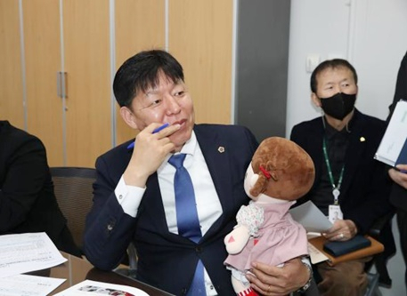 김정희 도의원이 지난 10일 보건복지환경위원회에서 AI반려로봇 시연을 하고 있다. [도의회 제공]