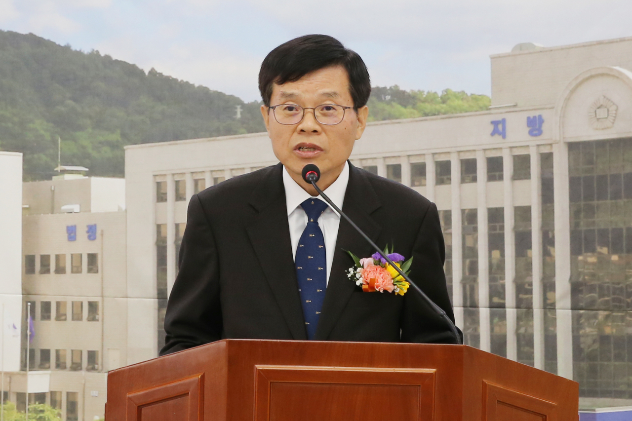 배기열(58·사법연수원 17기) 신임 광주고등법원장이 20일 오전 청사에서 열린 취임식에서 취임사를 하고 있다. 배 법원장은 "재판의 공정성과 독립성을 지켜내 사법 신뢰를 높이자"고 말했다. 연합뉴스