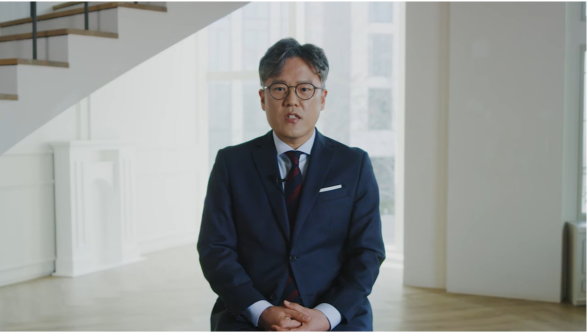 SM Entertainment Chief Financial Officer Jang Cheol-hyuk speaks in a video titled "The reason why SM is against HYBE's hostile takeover." (YouTube)