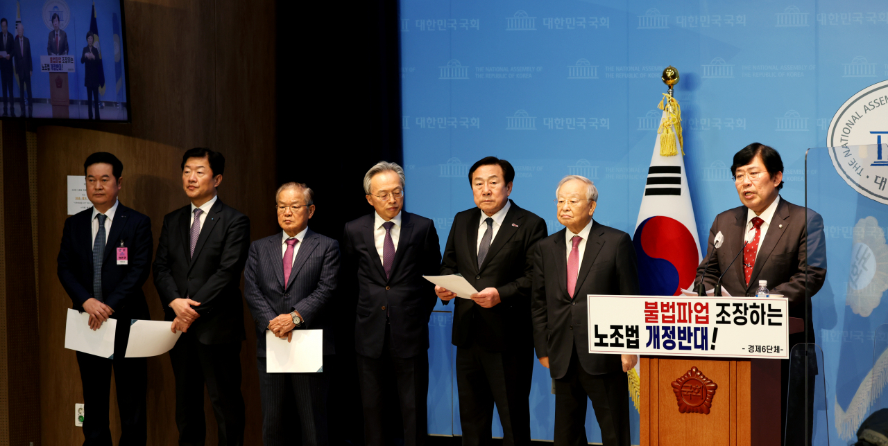 김고현(왼쪽부터) 한국무역협회 전무, 우태희 대한상공회의소 상근부회장, 권태신 전국경제인연합회 상근부회장, 최진식 중견기업연합회 회장, 김기문 중소기업중앙회 회장, 손경식 한국경영자총협회 회장이 20일 서울 여의도 국회 소통관에서 ‘노동조합법 개정안 심의 중단’을 촉구하고 있다. [경총 제공]