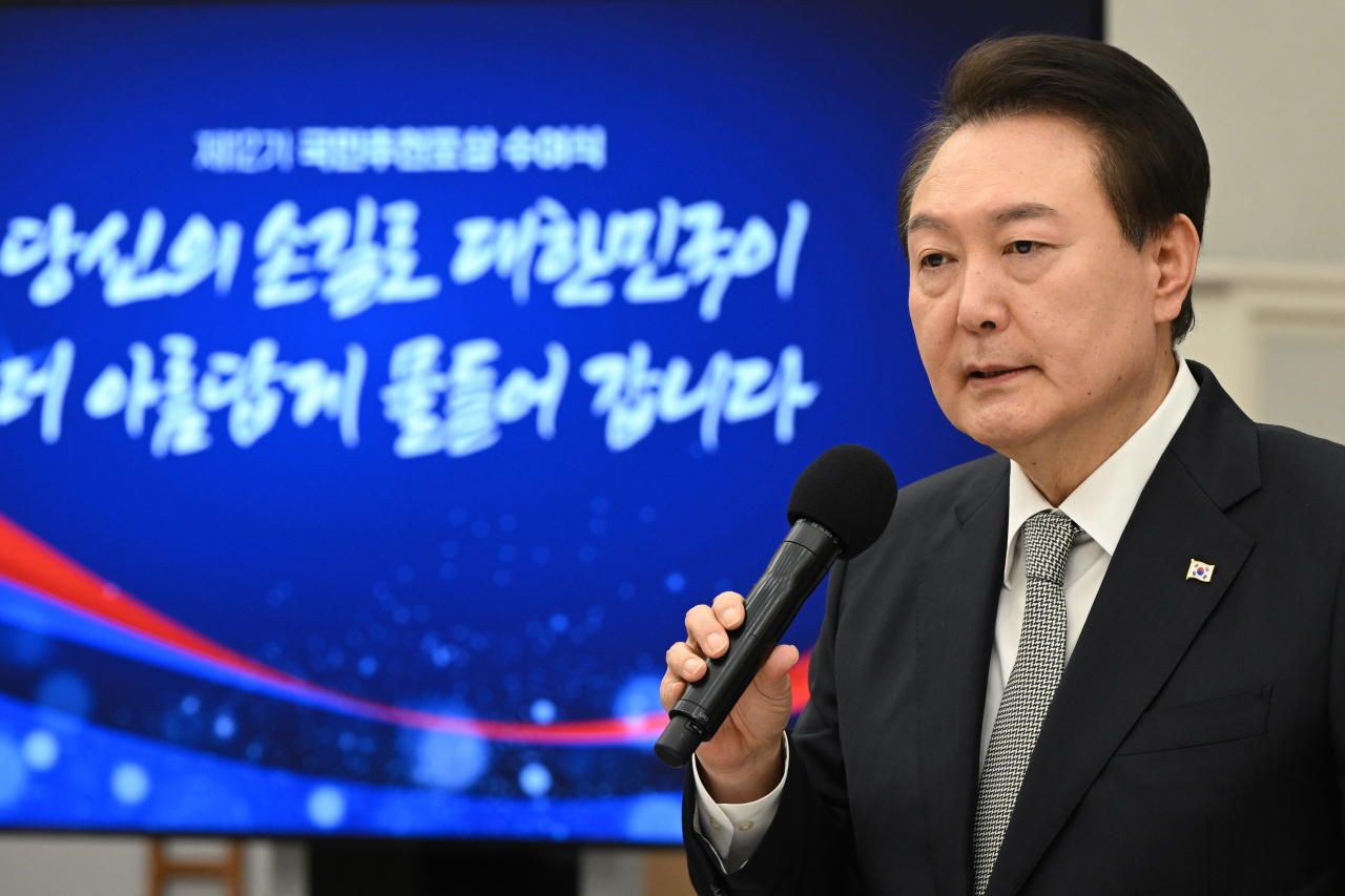 윤석열 대통령이 16일 서울 용산 대통령실 청사 자유홀에서 열린 국민추천 포상 수여식 이후 비공개로 진행된 오찬에서 인사말을 하고 있다. [연합]