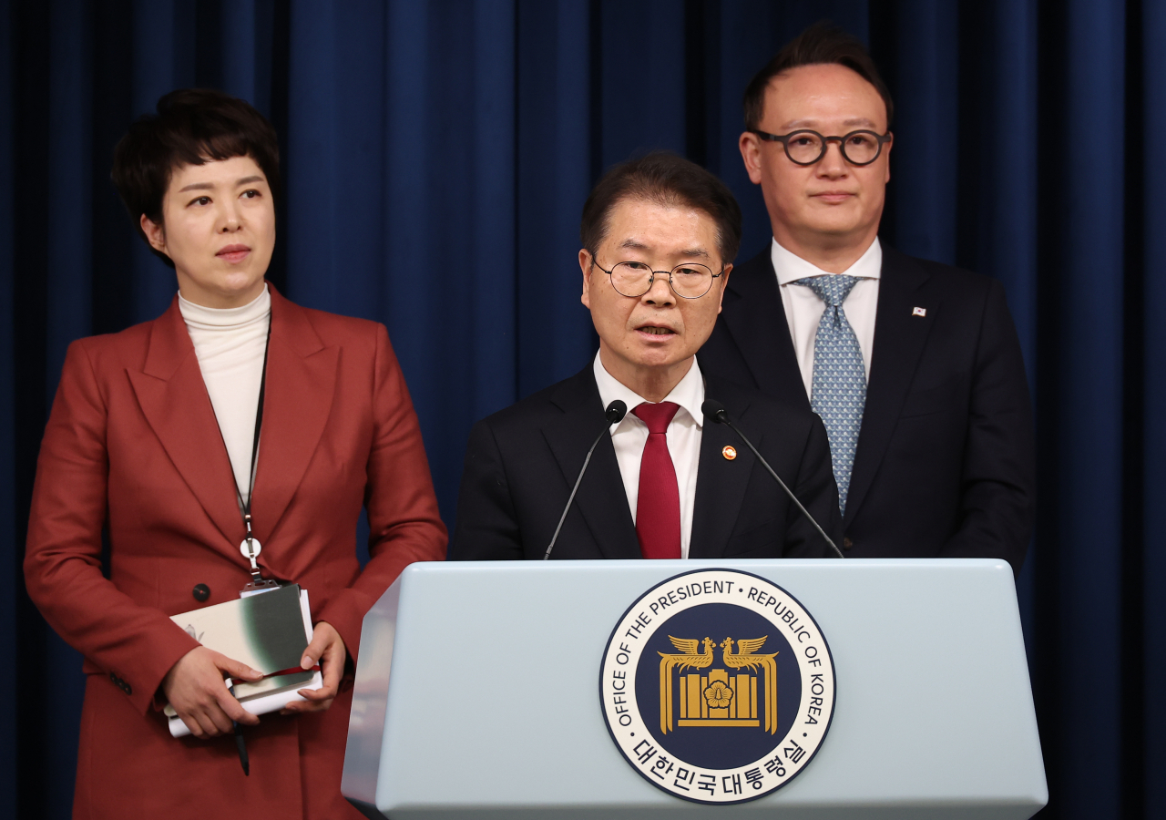 이정식 고용노동부 장관과 대통령실 안상훈 사회수석 김은혜 홍보수석이 20일 오후 서울 용산 대통령실 청사에서 '노조 회계' 공개 관련 브리핑을 하고 있다. [연합]
