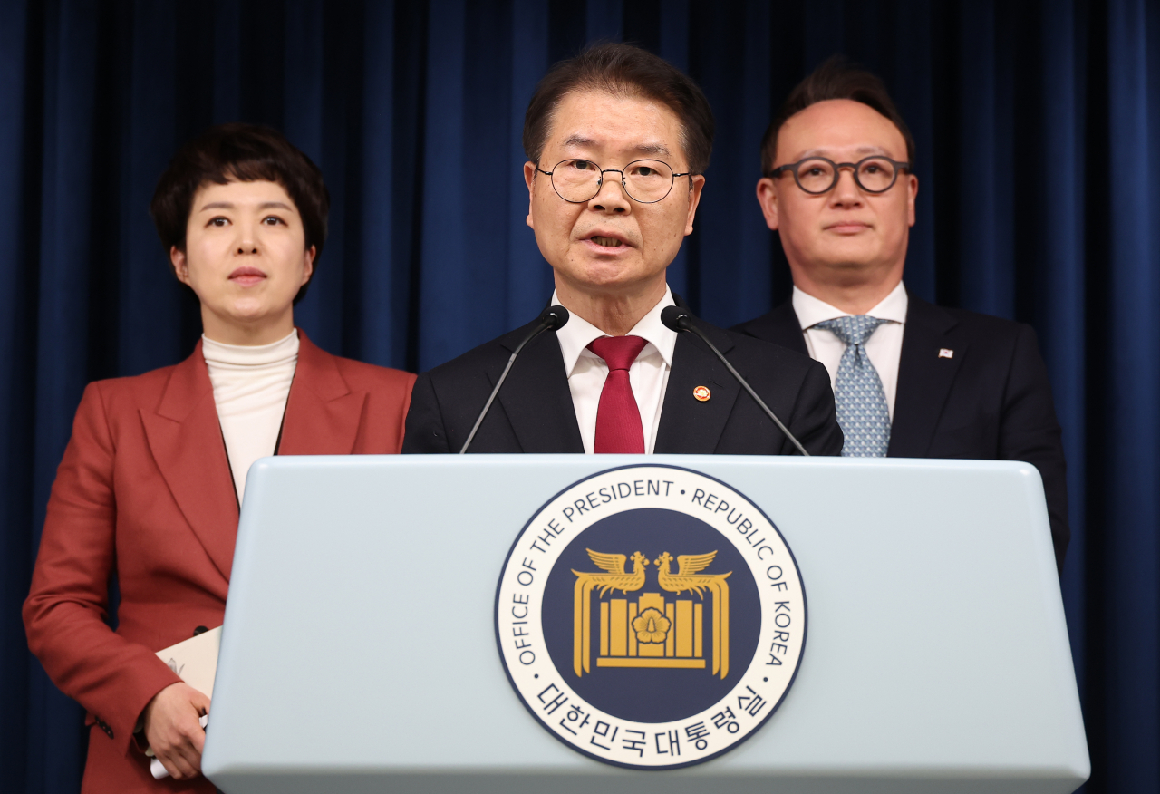 이정식 고용노동부 장관(가운데)과 대통령실 안상훈 사회수석(오른쪽), 김은혜 홍보수석이 20일 오후 서울 용산 대통령실 청사에서 '노조 회계' 공개 관련 브리핑을 하고 있다. [연합]