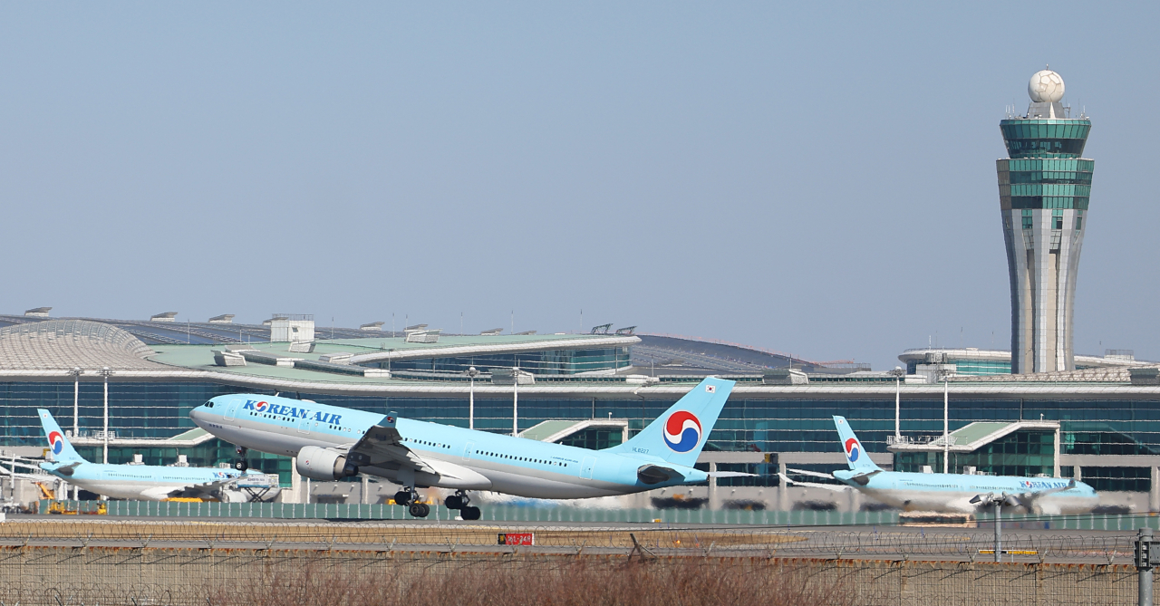인천국제공항 활주로에서 이륙하는 대한항공 항공기 모습. [연합]