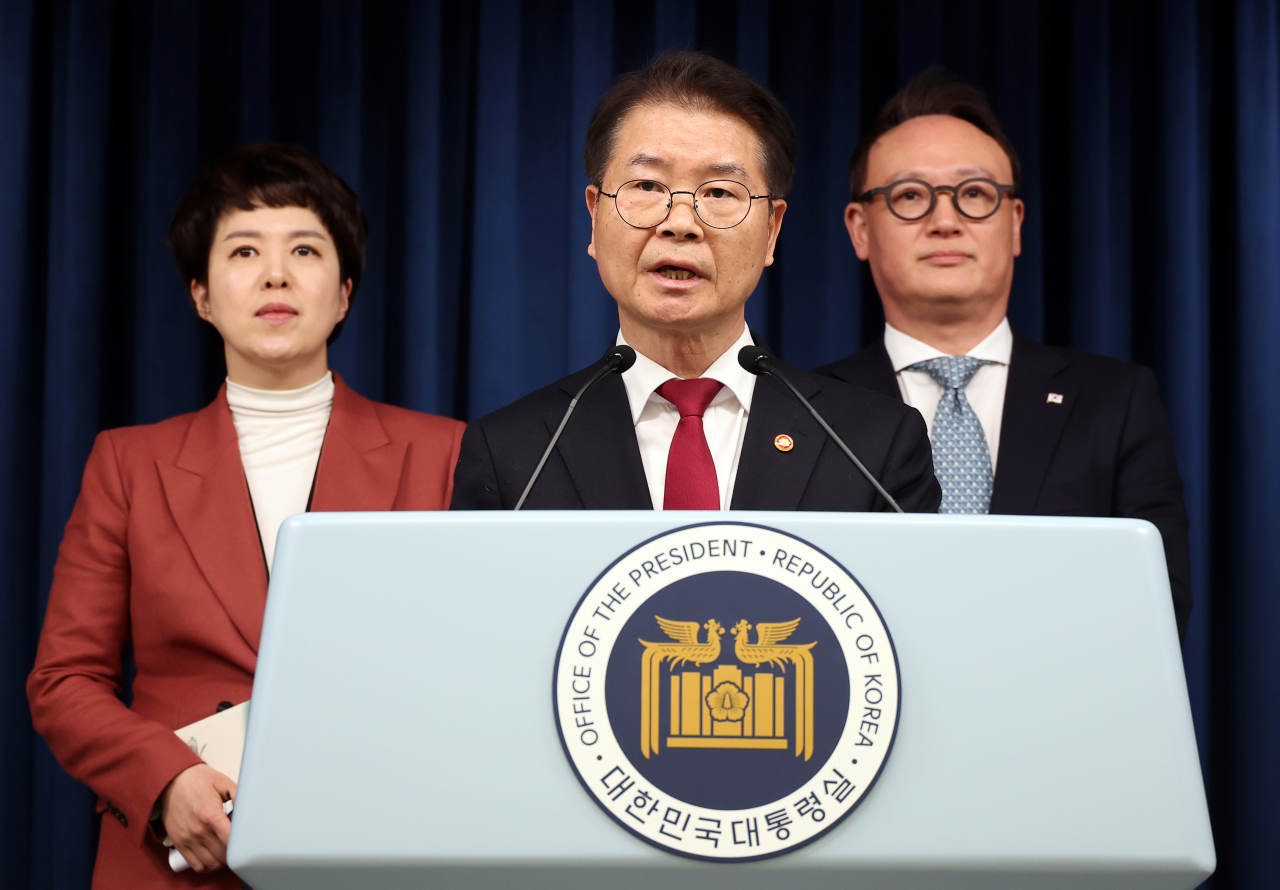 이정식 고용노동부 장관(가운데)과 대통령실 안상훈 사회수석(오른쪽), 김은혜 홍보수석이 20일 오후 서울 용산 대통령실 청사에서 '노조 회계' 공개 관련 브리핑을 하고 있다. [연합]