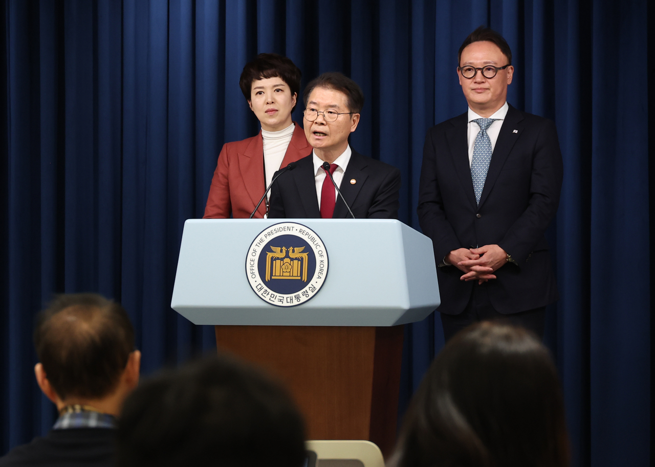 이정식 고용노동부 장관과 대통령실 안상훈 사회수석 김은혜 홍보수석이 20일 오후 서울 용산 대통령실 청사에서 '노조 회계' 공개 관련 브리핑을 하고 있다. [연합]